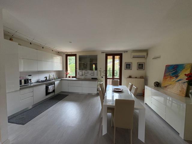 Villetta a schiera in vendita di 180 m² in Via Giovanni Pascoli