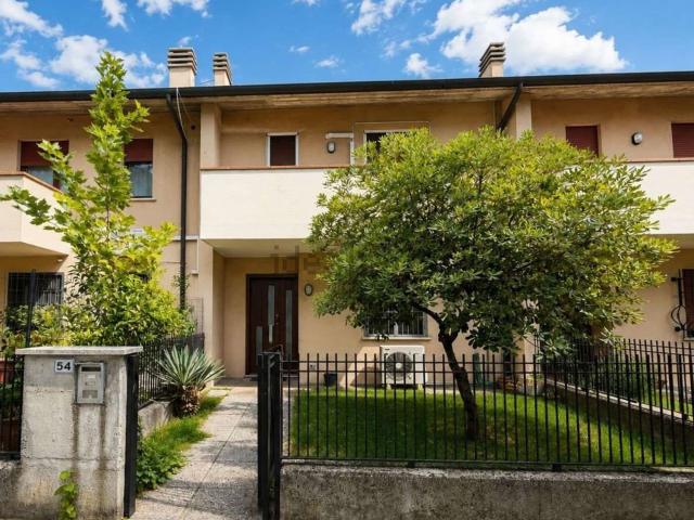 Villetta a schiera in vendita di 180 m² in Via Sorte
