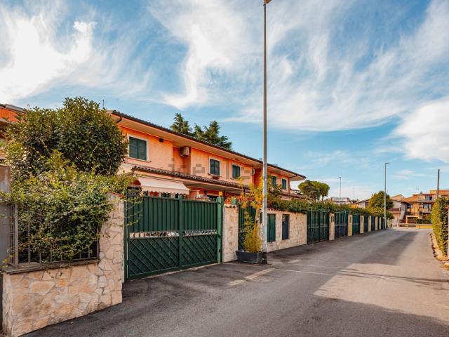 Villetta a schiera in vendita di 180 m² in Via Servilia