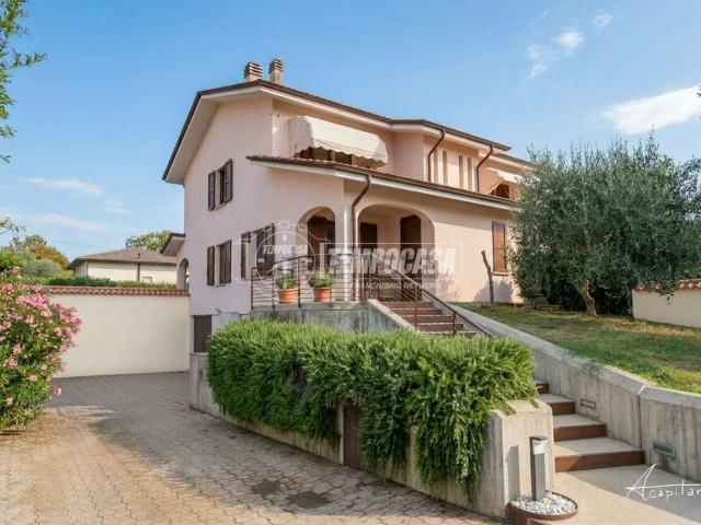 Villetta a schiera in vendita di 180 m² in Via V. Bachelet