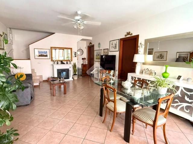 Villetta a schiera in vendita di 180 m² in Viale degli Ulivi, 31