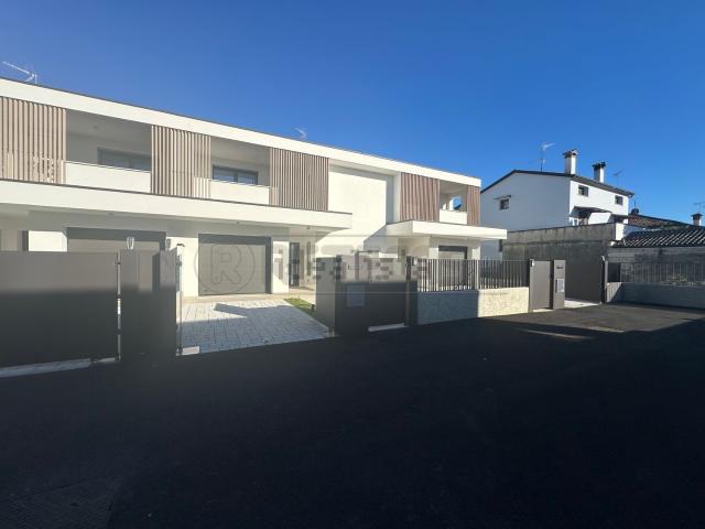 Villetta a schiera in vendita di 181 m² in Via XXV Aprile, 18