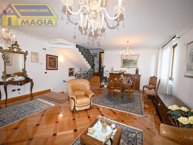 Villetta a schiera in vendita di 188 m² in Via Gioacchino Rossini, 21