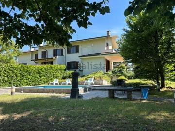 Villetta a schiera in vendita di 189 m² in Via G. Deledda, 12