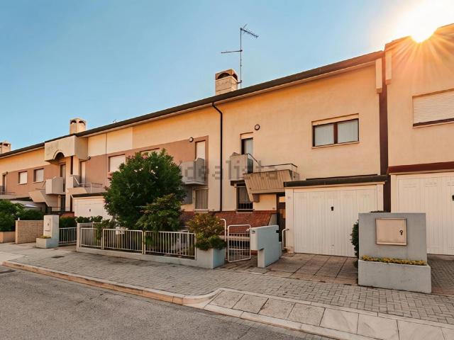Villetta a schiera in vendita di 189 m² in Via Latina, 3