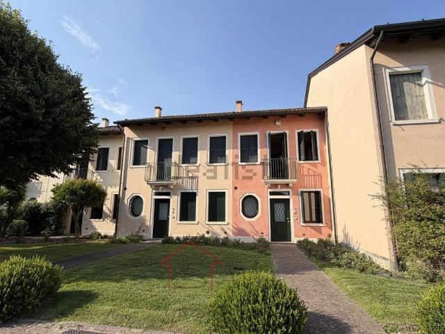 Villetta a schiera in vendita di 190 m² in Via Montecchia