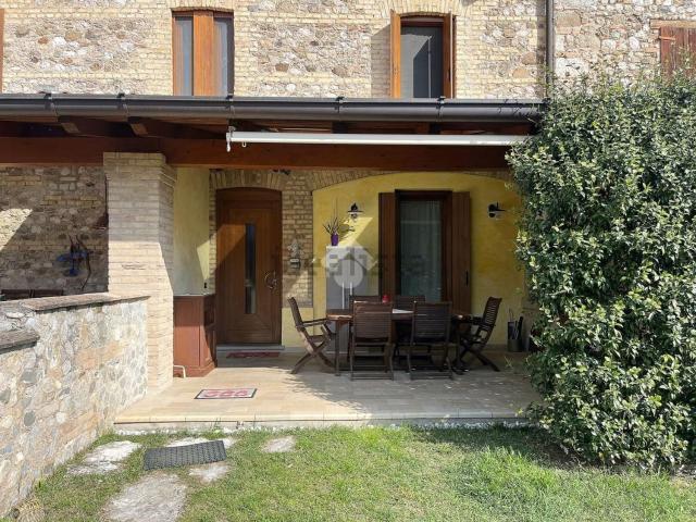 Villetta a schiera in vendita di 190 m² in Via Neveano, 3