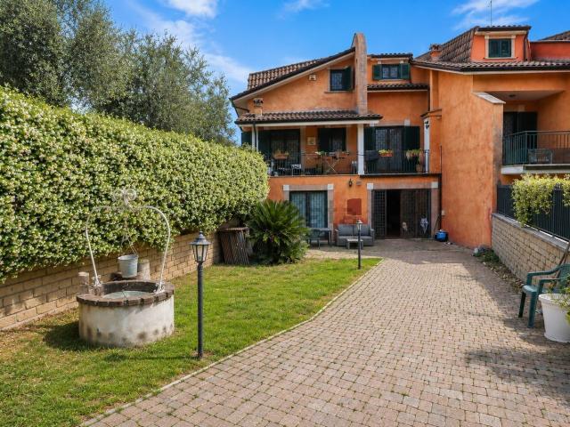 Villetta a schiera in vendita di 190 m² in Via Provinciale Capena
