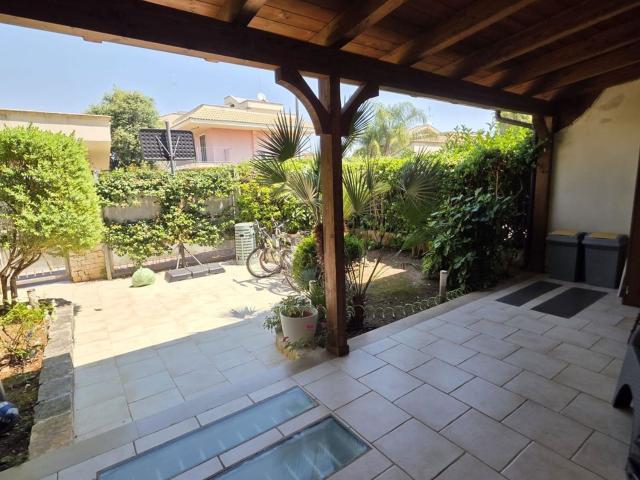 Villetta a schiera in vendita di 195 m² in Via Casamassima