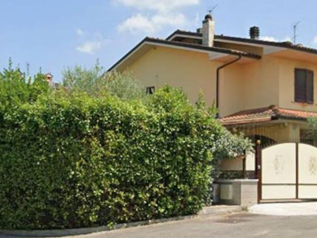 Villetta a schiera in vendita di 195 m² in Via R. Orlandini, 1100