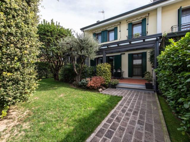Villetta a schiera in vendita di 195 m² in Via Vincenzo de Federici, 20