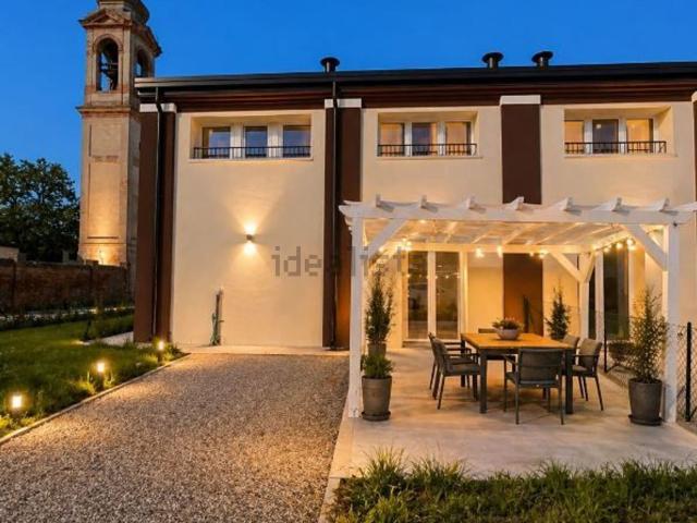 Villetta a schiera in vendita di 198 m² in Via della Ginestra, 173