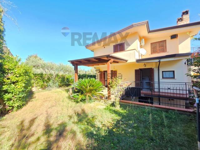 Villetta a schiera in vendita di 198 m² in Via Michele Pane, 16