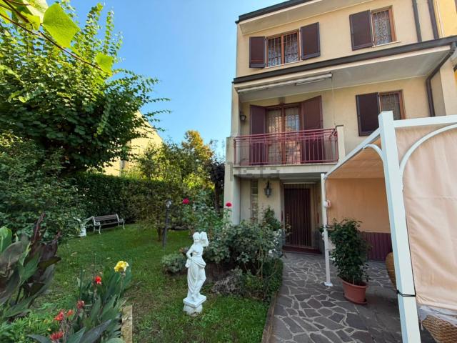 Villetta a schiera in vendita di 200 m² in Via C. Pavese, 16