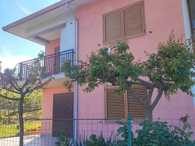 Case e ville in vendita di 200 m² in Contrada Tappino, 27