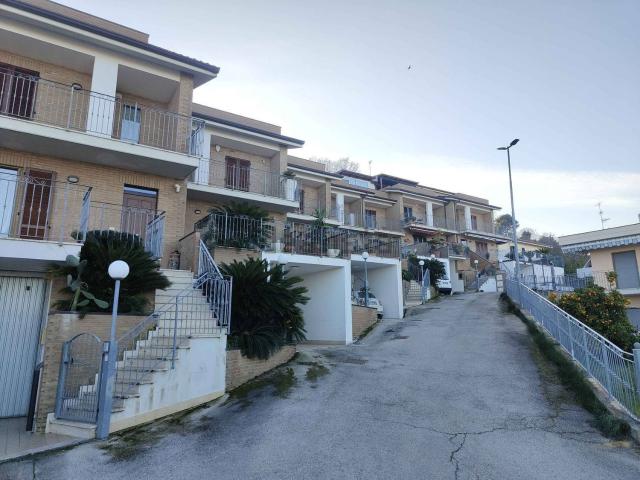 Villetta a schiera in vendita di 202 m² in Via Emanuela Setti Carraro, 17