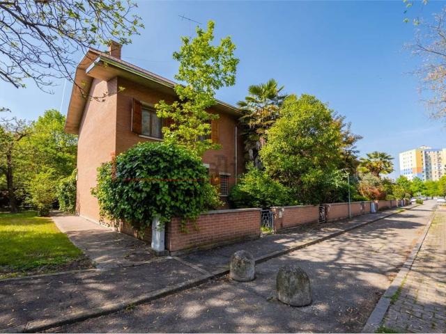 Villetta a schiera in vendita di 203 m² in Via Camaiore, 32