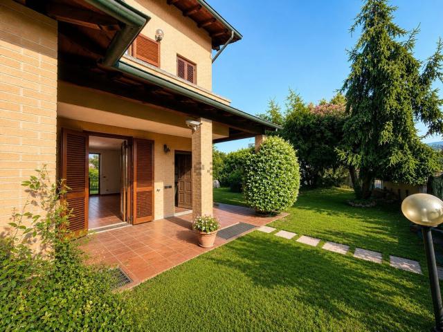 Villetta a schiera in vendita di 203 m² in Via per Intimiano, 33