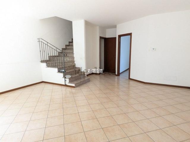 Villetta a schiera in vendita di 205 m² in Via de Sica Vittorio