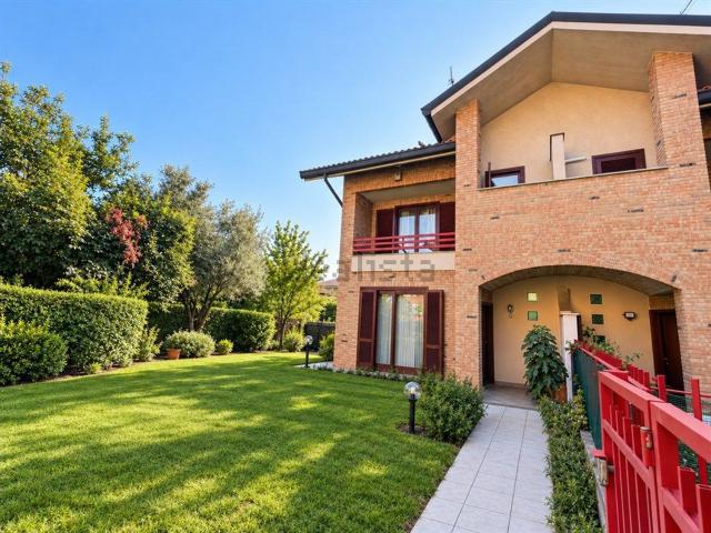 Villetta a schiera in vendita di 205 m² in Via Fratelli Rosselli, 30