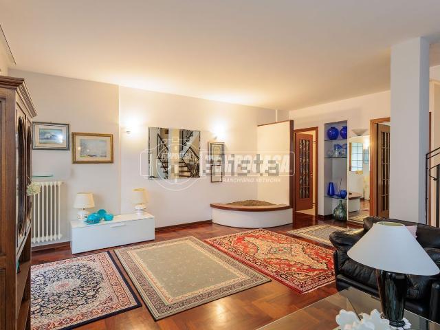 Villetta a schiera in vendita di 205 m² in Via le Valli, 26