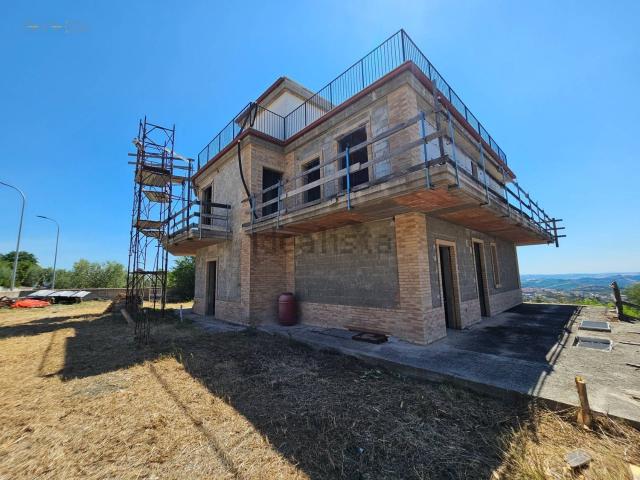 Villetta a schiera in vendita di 205 m² in Contrada Tesino, 244