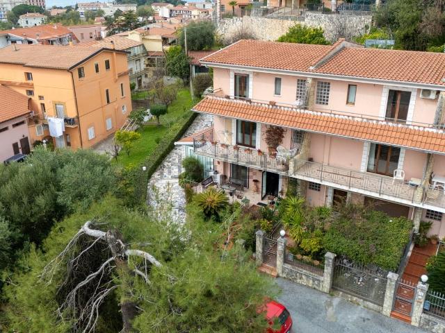 Villetta a schiera in vendita di 208 m² in Via Giuseppe Pezzotti, 5