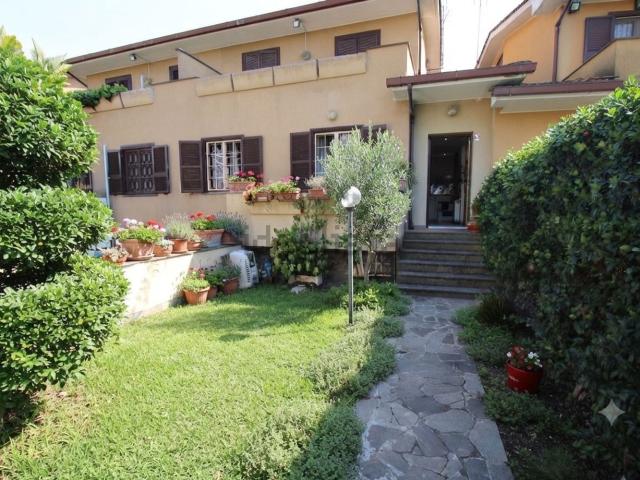 Villetta a schiera in vendita di 208 m² in Via delle Case Basse, 170
