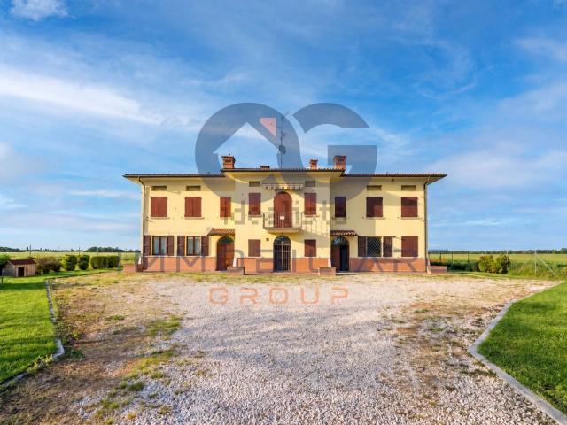 Villetta a schiera in vendita di 210 m² in Via Castello, 1341