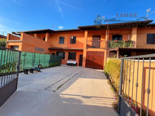 Villetta a schiera in vendita di 210 m² in Via Angelo Gorini, 5