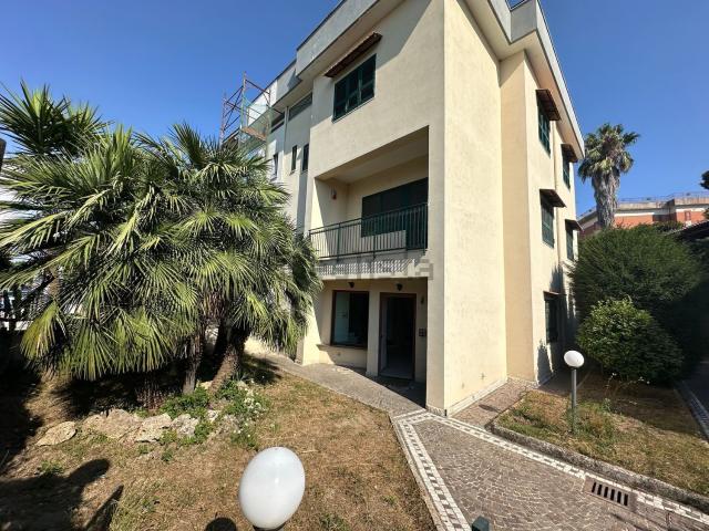 Villetta a schiera in vendita di 210 m² in Via del Mare, 75
