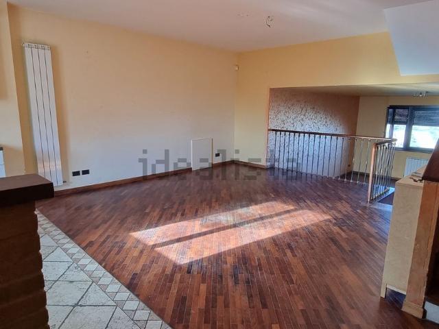 Villetta a schiera in vendita di 210 m² in Via Sibillini