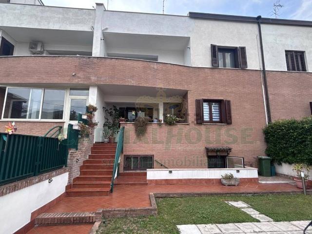 Villetta a schiera in vendita di 210 m² in Via Taverna Campanile, 52