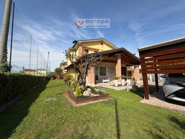 Villetta a schiera in vendita di 210 m² in Via Manzoni