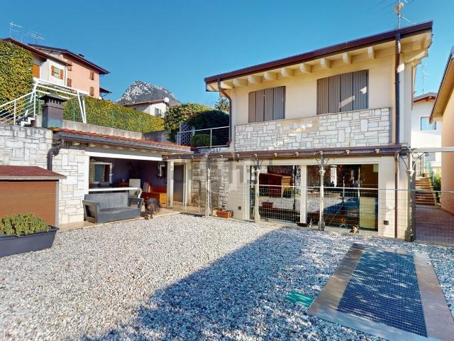 Villetta a schiera in vendita di 211 m² in Via Raffaello