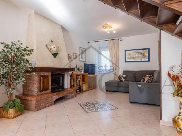 Villetta a schiera in vendita di 212 m² in Via Madonna di Campagna, 33
