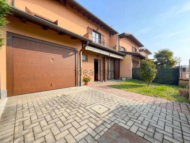 Villetta a schiera in vendita di 213 m² in Via Salvo d&apos Acquisto