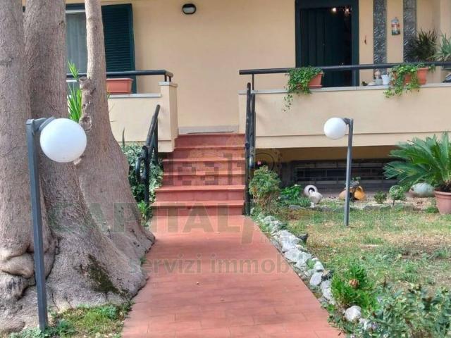 Villetta a schiera in vendita di 215 m² in Via Generale Pasquale Tenga