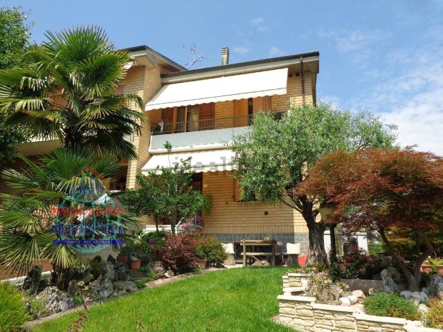 Villetta a schiera in vendita di 215 m² in Via Grazia Deledda, 17