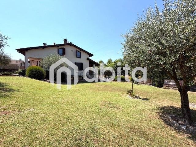 Villetta a schiera in vendita di 215 m² in Via del Cesto, 30