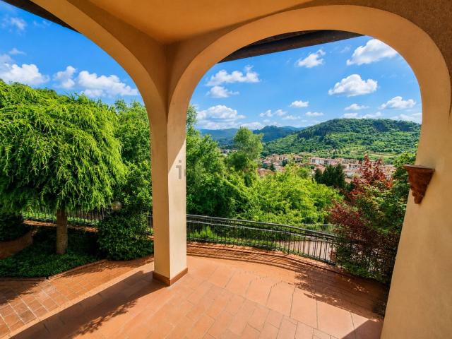 Villetta a schiera in vendita di 215 m² in Via San Martino a Quona, 11