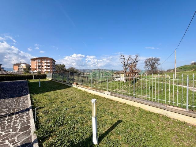 Villetta a schiera in vendita di 215 m² in Via Sandro Pertini, 4