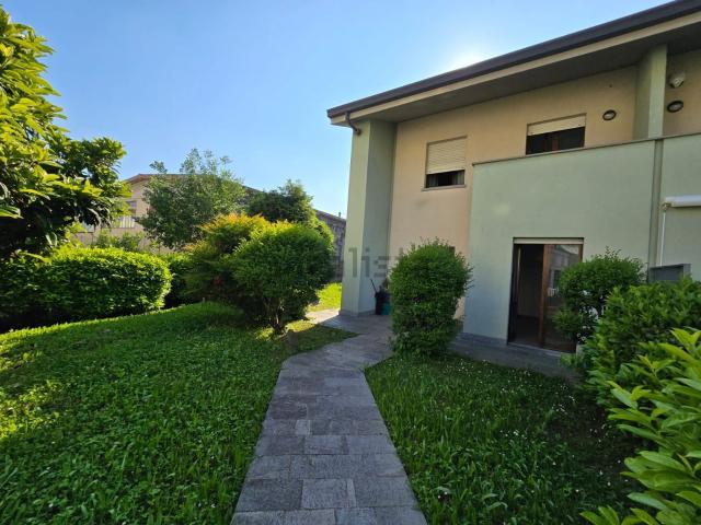 Villetta a schiera in vendita di 215 m² in Via Papa Giovanni XXIII, 27