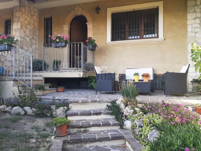 Villetta a schiera in vendita di 216 m² in Via da Monte