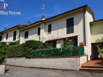 Villetta a schiera in vendita di 216 m² in Via di Croce a Balatro, 40