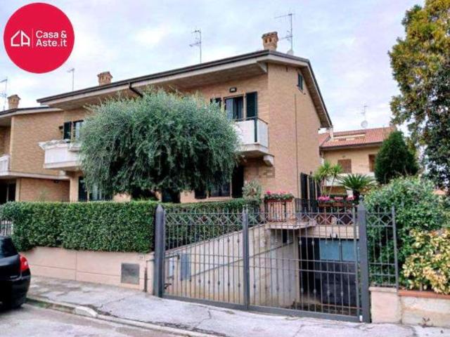Villetta a schiera in vendita di 216 m² in Via Urbino, 20