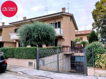 Villetta a schiera in vendita di 216 m² in Via Urbino, 20