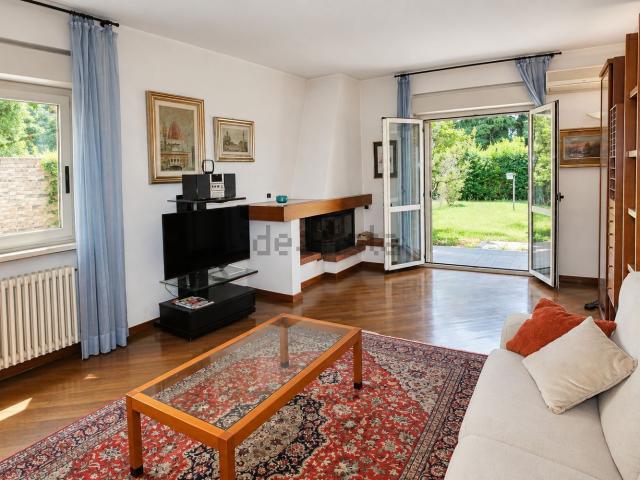 Villetta a schiera in vendita di 217 m² in Via Ugo Foscolo, 5