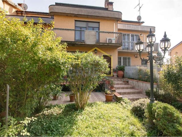 Villetta a schiera in vendita di 220 m² in Via Cristoforo Colombo, 25