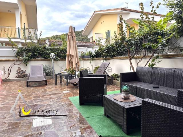 Villetta a schiera in vendita di 220 m² in Via Anxur, 55